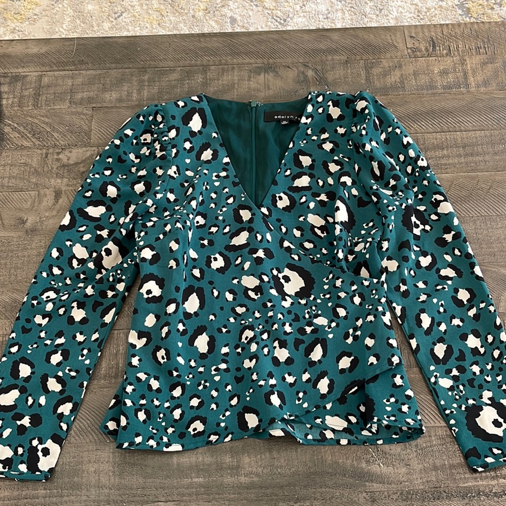 Adelyn Rae green leopard Ivy blouse XS mock wrap